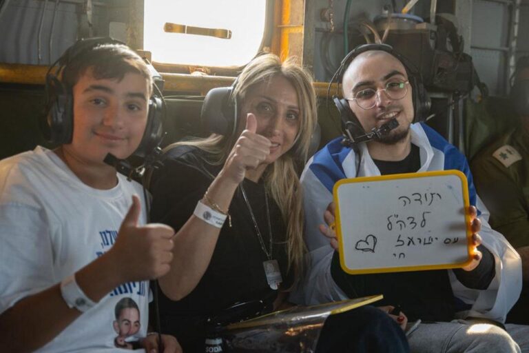 רום ברסלבסקי (מימין) עם אמו תמי ואחיו זיו, במסוק שהוביל אותו למרכז הרפואי שיבא, לאחר שחרורו משבי חמאס (צילום: דובר צה"ל)