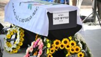 ארונו של עמירם קופר בבית העלמין בקיבוץ ניר עוז (צילום: אוריאל אבן ספיר)