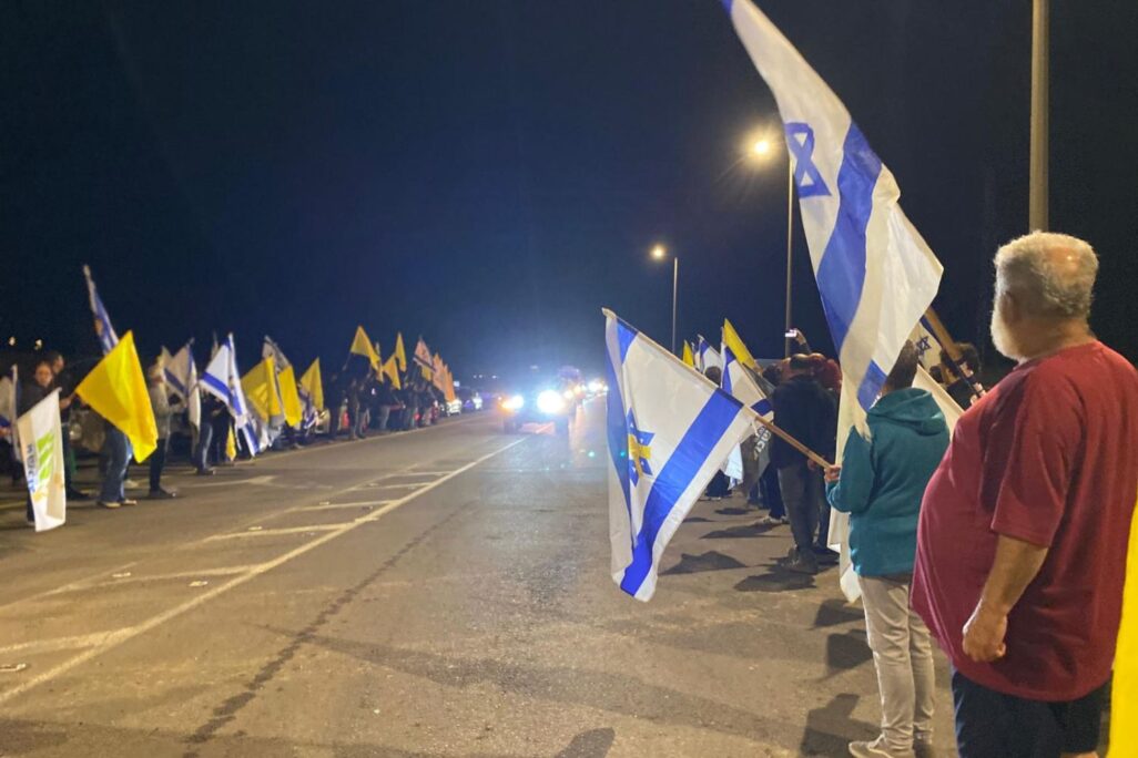 אנשים מקבלים את השיירה בה ארון חלל חטוף בצומת גמה באשכול (צילום: יהל פרג') אנשים מקבלים את השיירה בה ארון חלל חטוף בצומת גמה באשכול (צילום: יהל פרג')