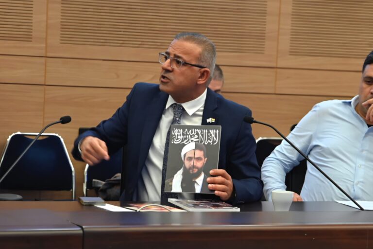ההיסטוריון אמיר ח'ניפס אוחז בתמונת נשיא סוריה א-שרע, בדיון ועדת החוץ והביטחון (צילום: אור גואטה)