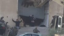 פלסטינים שנעצרו על ידי כוחות צה"ל בג'נין, לפני שנורו על ידי הכוחות (צילום מסך מתוך רשתות חברתיות, סעיף 27א' לחוק זכויות יוצרים)