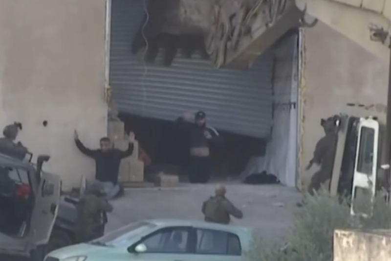 פלסטינים שנעצרו על ידי כוחות צה"ל בג'נין, לפני שנורו על ידי הכוחות (צילום מסך מתוך רשתות חברתיות, סעיף 27א' לחוק זכויות יוצרים) פלסטינים שנעצרו על ידי כוחות צה"ל בג'נין, לפני שנורו על ידי הכוחות (צילום מסך מתוך רשתות חברתיות, סעיף 27א' לחוק זכויות יוצרים)