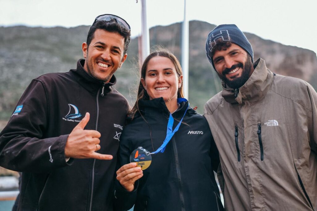 השייטת דניאלה פלג עם המדליה (צילום: sailing energy) השייטת דניאלה פלג עם המדליה (צילום: sailing energy)