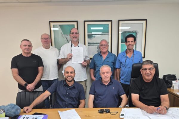 חתימת ההסכם הקיבוצי בכימדע (צילום: דוברות ההסתדרות) חתימת ההסכם הקיבוצי בכימדע (צילום: דוברות ההסתדרות)