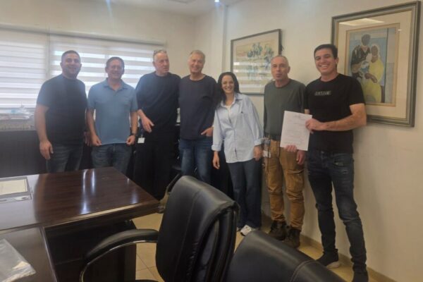 חתימת ההסכם במפעל 'תנובה גליל' (צילום: דוברות ההסתדרות)
