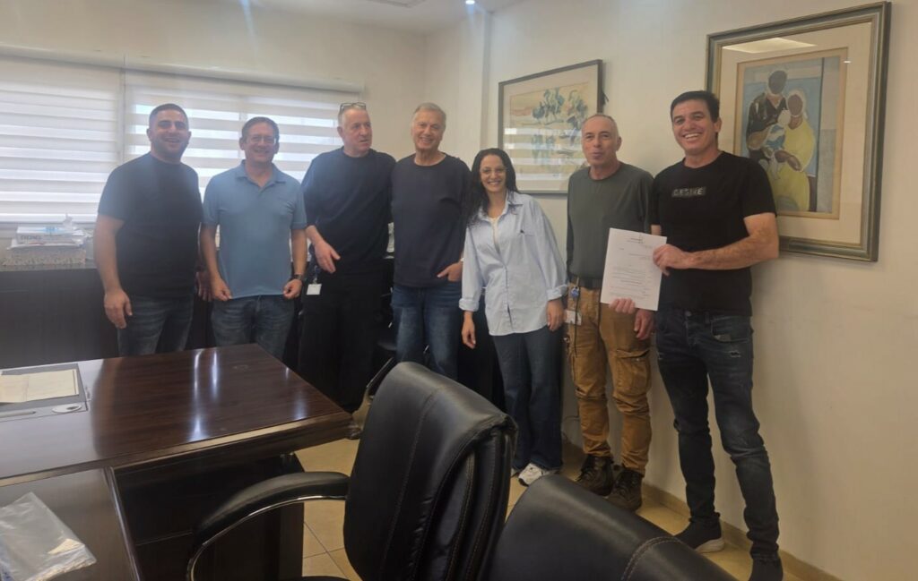 חתימת ההסכם במפעל 'תנובה גליל' (צילום: דוברות ההסתדרות) חתימת ההסכם במפעל 'תנובה גליל' (צילום: דוברות ההסתדרות)