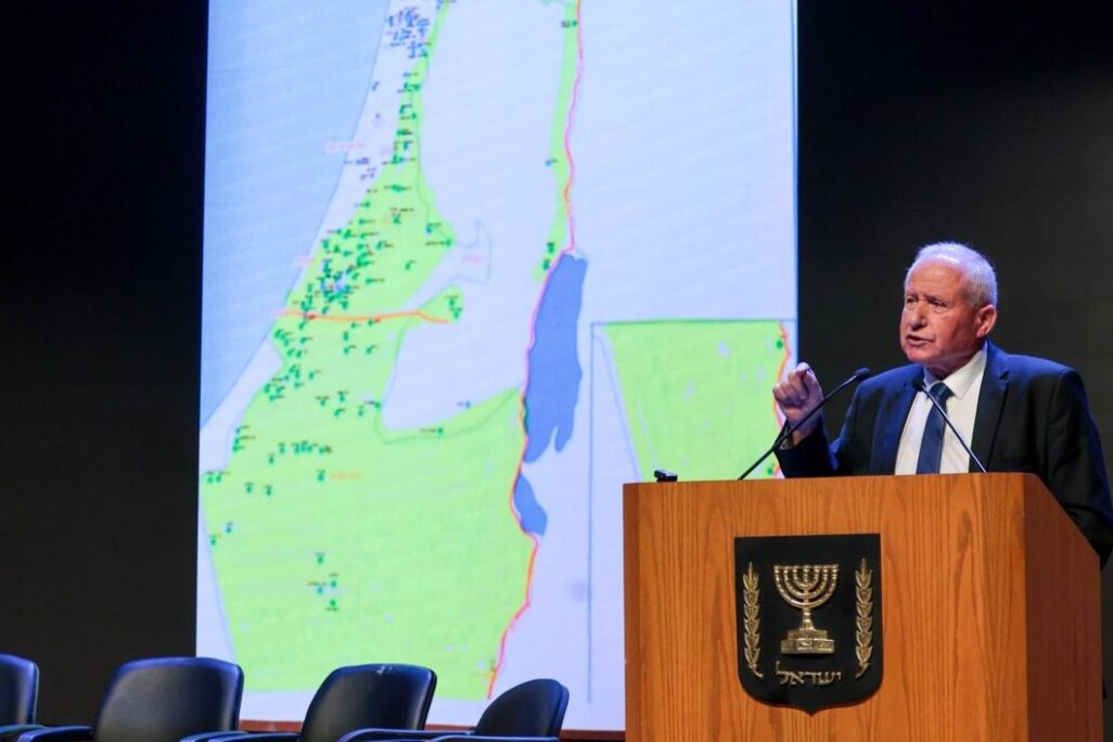 אבי דיכטר נואם בכנס הרפתנים בכנס לצד מפת רפתות החלב בישראל (צילום: יוסי אלוני) אבי דיכטר נואם בכנס הרפתנים בכנס לצד מפת רפתות החלב בישראל (צילום: יוסי אלוני)