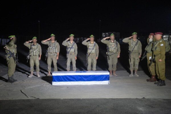 חיילי צה"ל מצדיעים לארונו של החלל החטוף מני גודארד (צילום: דובר צה"ל)
