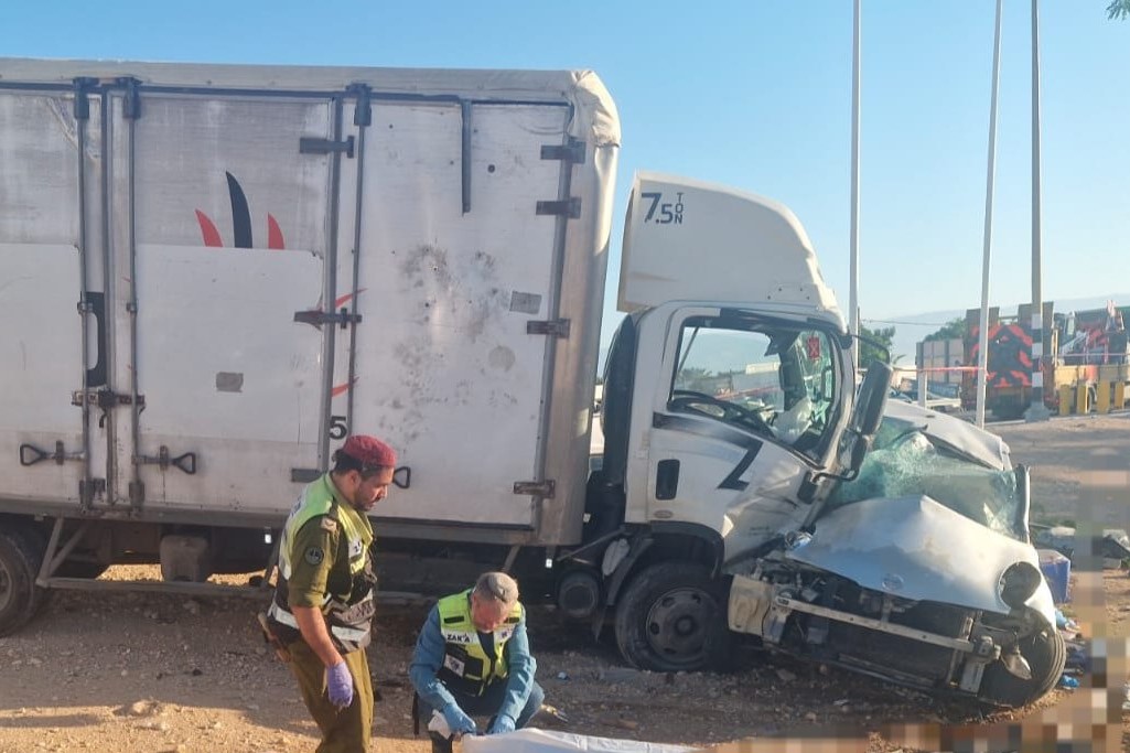 זירת התאונה הקטלנית סמוך לצומת אלמוג (צילום: זק"א) זירת התאונה הקטלנית סמוך לצומת אלמוג (צילום: זק"א)