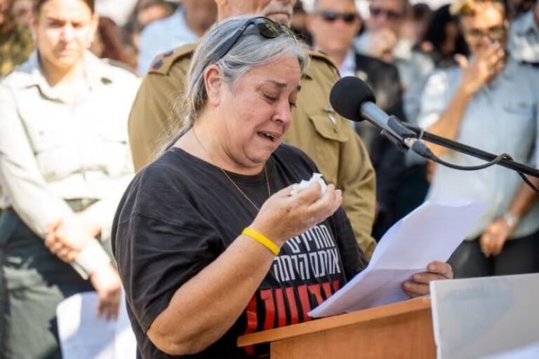 יפה רודאיף, אישתו של ליאור רודאיף, בהלווייתו. "המסע שלך בעולם הזה הסתיים מוקדם מדי" (צילום: אוריאל אבן ספיר)