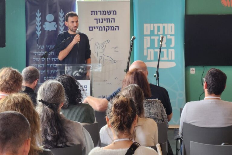 רמי הוד מדבר בכנס. "יש מתקפה מתוכננת על ערכים הומניסטיים וליברליים" (צילום: איל כהן)