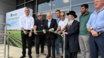 חנוכת מפעל ריווליס בנוף הגליל. ערן אוסמי, מנכ"ל ריווליס (משמאל), ארז מלצר, יו"ר הדירקטוריון, ורונן פלוט, ראש עיריית נוף הגליל (צילום: ריווליס)