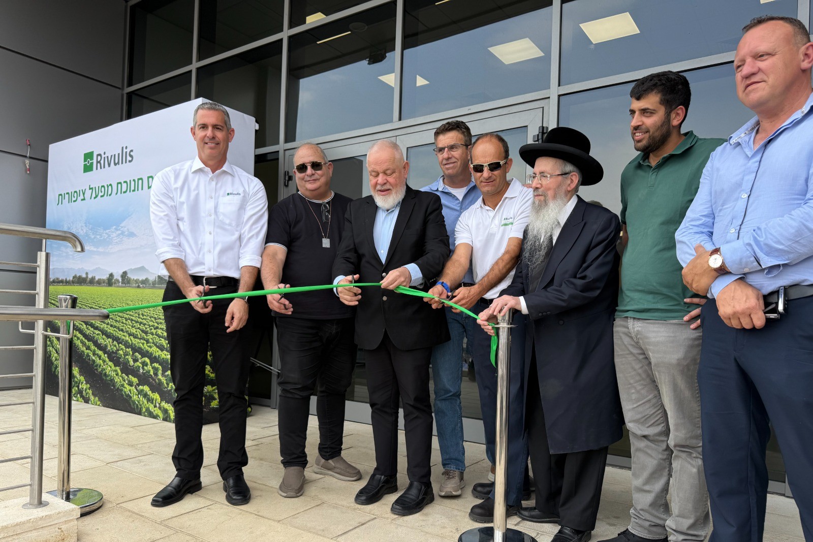 חנוכת מפעל ריווליס בנוף הגליל. ערן אוסמי, מנכ"ל ריווליס (משמאל), ארז מלצר, יו"ר הדירקטוריון, ורונן פלוט, ראש עיריית נוף הגליל (צילום: ריווליס)