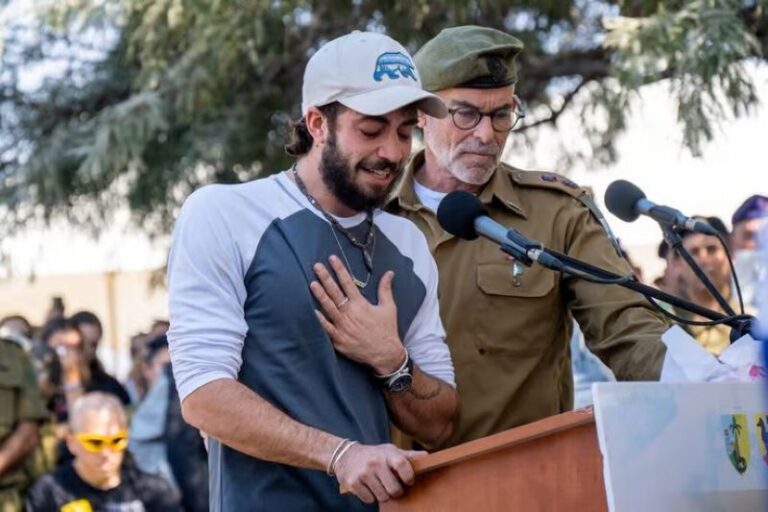 בן רודאיף, בנו של ליאור רודאיף, בהלוויתו. "באיזה עולם היית צריך להקריב את חייך בצורה כזו?" (צילום: אוריאל אבן ספיר)