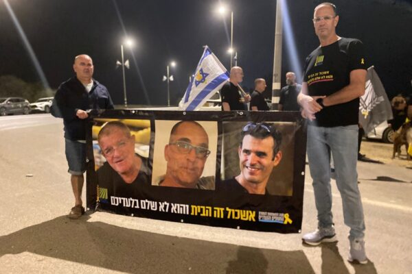 שלט חדש שהוציאו במועצה האזורית אשכול, עם תמונותיהם של שלושת החטופים בני המועצה: ליאור רודאיף, מני גודארד ודרור אור. "מקווים שמחר השלט הזה כבר לא יהיה רלוונטי" (צילום: יהל פרג')