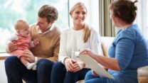 עובדת סוציאלית עם משפחה (צילום אילוסטרציה: Shutterstock)
