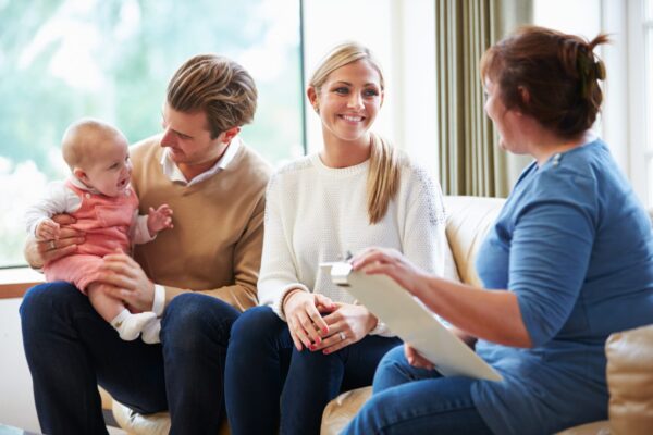 עובדת סוציאלית עם משפחה (צילום אילוסטרציה: Shutterstock)