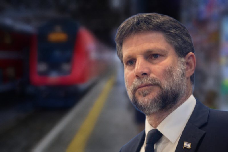 בצלאל סמוטריץ' ותחנה של רכבת ישראל (צילום: פלאש90, עיבוד: דבר)