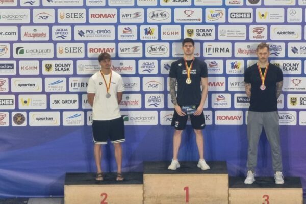 משמאל: תומר שוסטר (צילום: באדיבות איגוד השחייה)