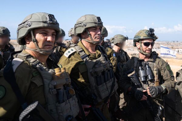 הרמטכ"ל זמיר בהערכת מצב באוגדת עזה (צילום: דובר צה"ל)