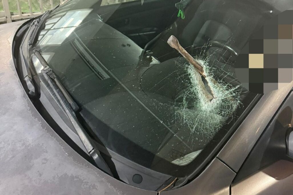 המקדח שננעץ ברכב (צילום: הצלה יו"ש) המקדח שננעץ ברכב (צילום: הצלה יו"ש)