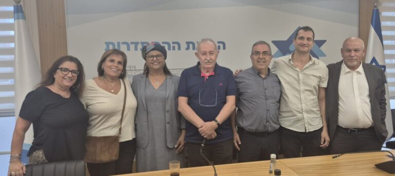 צוות האיגוד דביר שני מימין פרדי כהן באמצע (צילום: דוברות ההסתדרות)