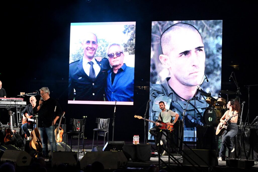 מחווה מיוחדת לאל"מ רועי לוי ז"ל שנפל במלחמת חרבות ברזל. שלמה ארצי בהופעה לעובדי המדינה בפארק רעננה. צילום באדיבות הסתדרות עובדי המדינה.