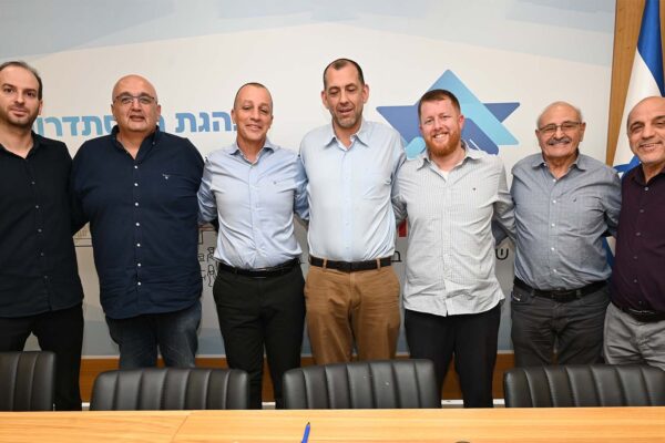 ממעמד החתימה על הסכם קרנות רווחה לגמלאי פנסיה צוברת. (צילום: דוברות ההסתדרות)