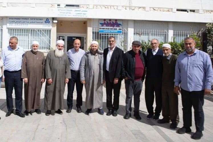עו"ד אופיר אלקלעי עם כוהני דת מוסלמים (צילום: דוברות ההסתדרות) עו"ד אופיר אלקלעי עם כוהני דת מוסלמים (צילום: דוברות ההסתדרות)
