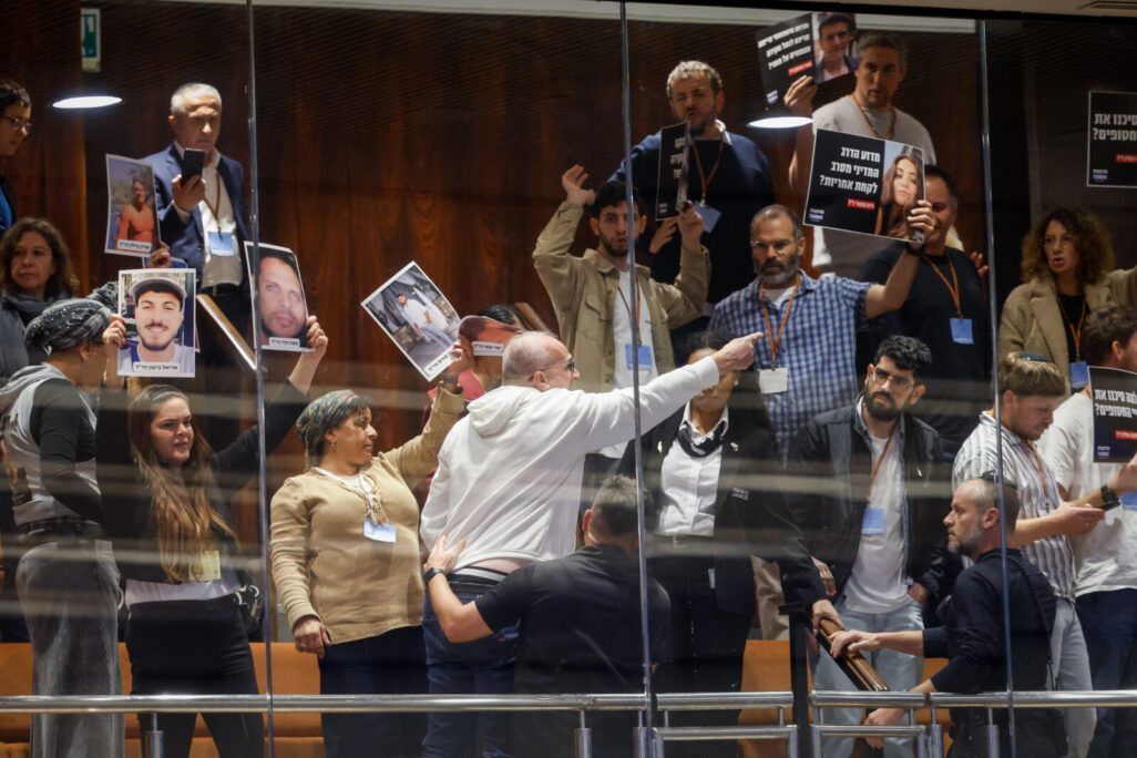 ויכוח כין בני משפחות שכולות שהתלהט בכנסת (צילום: נועם מושקוביץ/דוברות הכנסת ויכוח כין בני משפחות שכולות שהתלהט בכנסת (צילום: נועם מושקוביץ/דוברות הכנסת