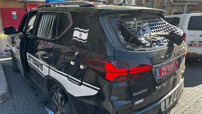 ניידת משטרה שניזוקה בהתפרעויות חרדים בירושלים (צילום: דוברות המשטרה)