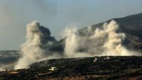 עשן עולה מהכפר מחמודיה בדרום לבנון בעקבות תקיפה של מתקני חיזבאללה על ידי צה"ל (צילום: dpa via Reuters Connect)