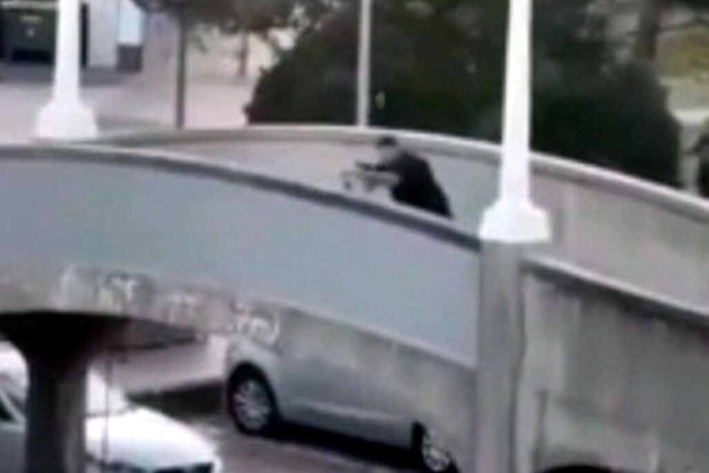 תיעוד של אחד המחבלים בזמן הפיגוע בסידני (צילום: Agenzia FotogrammaIPA/Sipa USA via Reuters Connect)