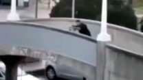 תיעוד של אחד המחבלים בזמן הפיגוע בסידני (צילום: Agenzia FotogrammaIPA/Sipa USA via Reuters Connect)
