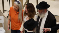בני משפחתו של הרב אלי שלנגר ז"ל בהלוויתו (צילום: REUTERS/Hollie Adams/Pool)