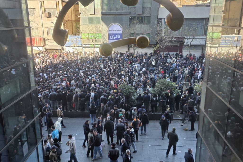 מחאה בטהרן על המצב הכלכלי הקשה, 29 בדצמבר 2025 (צילום: Social Media via ZUMA Press Wire) מחאה בטהרן על המצב הכלכלי הקשה, 29 בדצמבר 2025 (צילום: Social Media via ZUMA Press Wire)