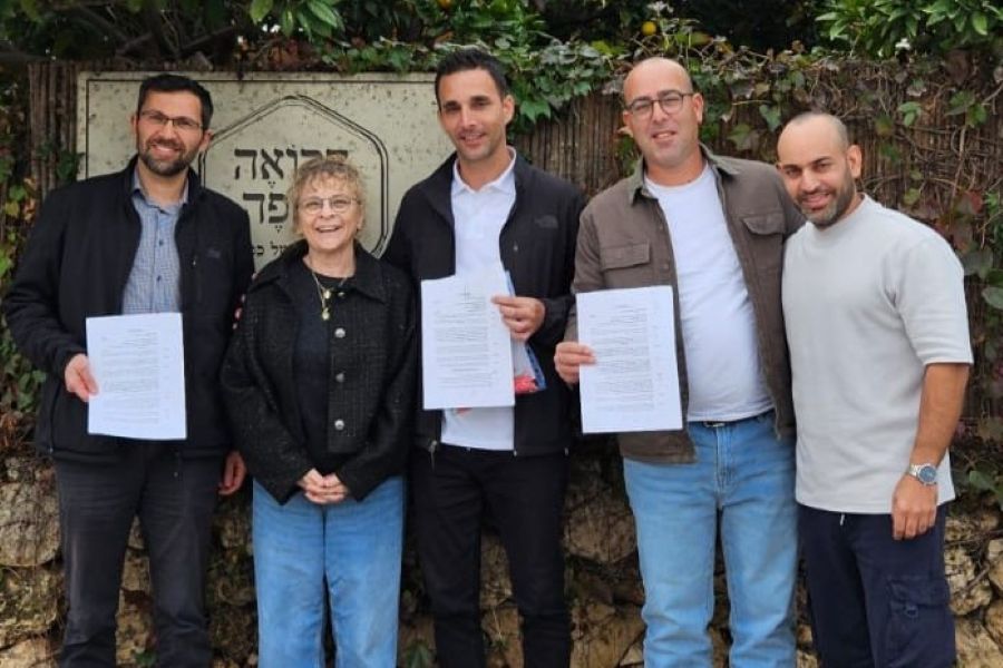 חתימת ההסכמים בקימברלי-קלארק (צילום: דוברות ההסתדרות) חתימת ההסכמים בקימברלי-קלארק (צילום: דוברות ההסתדרות)