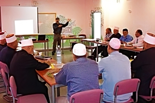 יהודה חטיב בהרצאת גישור לאנשי דת מוסלמים. "העצמת הפרט יכולה ליצור ערך גם למשפחה הגרעינית וגם לחמולה" (צילום: אלבום פרטי)