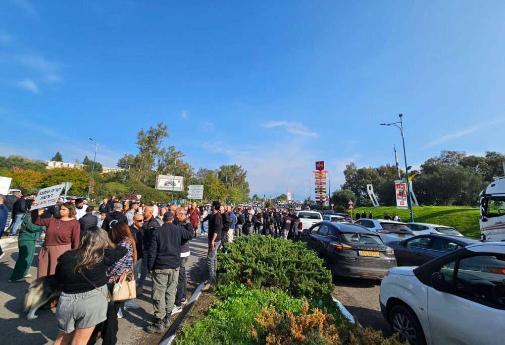 הפגנה בקריית שמונה. תושבי קריית שמונה חוסמים צירים בכניסה לעיר וזועקים: אנחנו עיר בלי מדינה! (צילום: מאיה רונן)