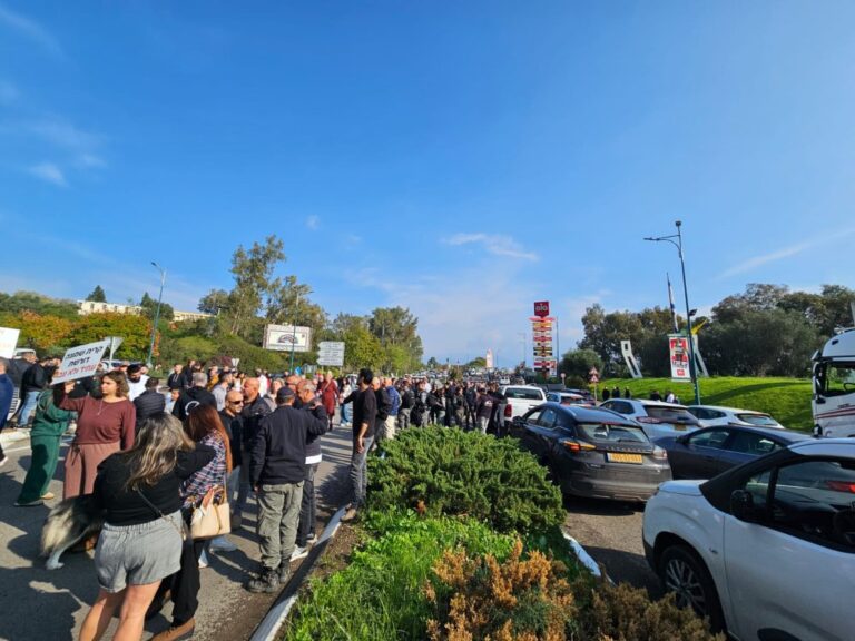 הפגנה בקריית שמונה. תושבי קריית שמונה חוסמים צירים בכניסה לעיר וזועקים: 'אנחנו עיר בלי מדינה!' (צילום: מאיה רונן)