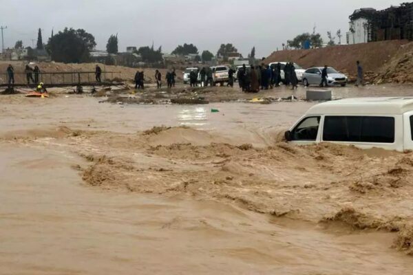 כוחות הכבאות וההצלה מחלצים רכב בשיטפונות בכביש 80 (צילום: כבאות והצלה דרום)