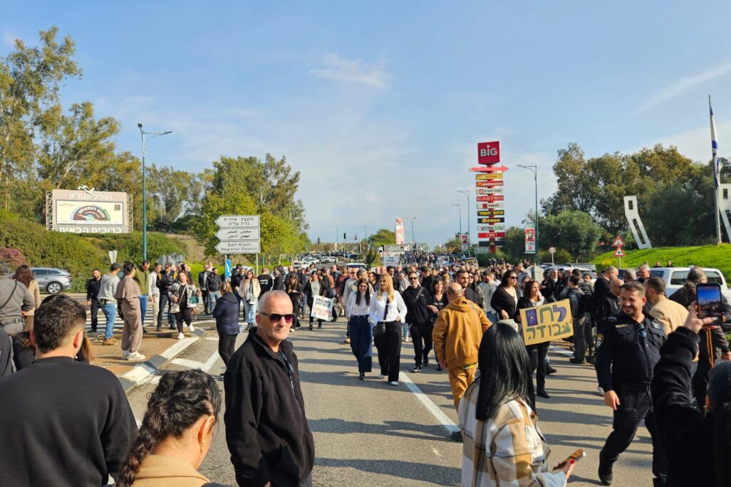 הפגנה בקריית שמונה. תושבי קריית שמונה חוסמים צירים בכניסה לעיר וזועקים: 'אנחנו עיר בלי מדינה!' (צילום: מאיה רונן)