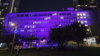 בית ההסתדרות מואר בסגול לציון היום לשוויון זכויות לאנשים עם מוגבלויות (צילום: יסמין גיל, דוברות ההסתדרות)