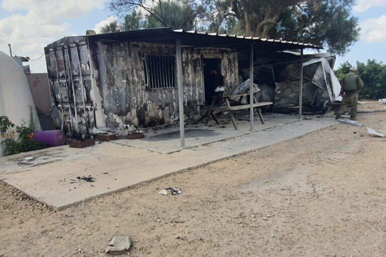 ההרס שזרעו המחבלים במגורי העובדים (צילום: בועז קום)