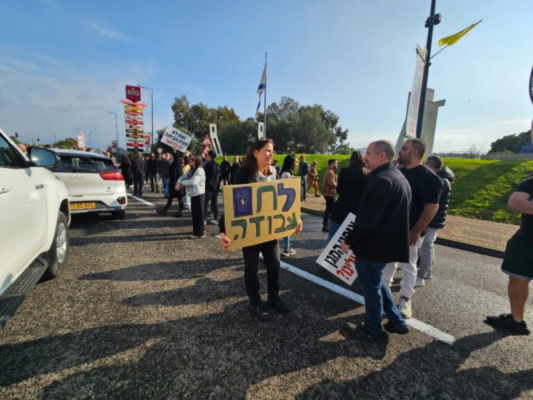 הפגנה בקריית שמונה. תושבי קריית שמונה חוסמים צירים בכניסה לעיר וזועקים: 'אנחנו עיר בלי מדינה!' (צילום: מאיה רונן)