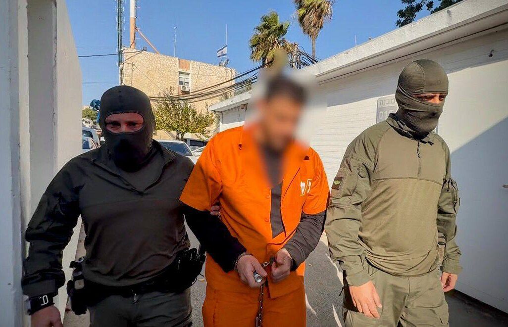 מעצרו של בכיר בארגון הפשיעה אבו לטיף (צילום מסך מסרטון: משטרת ישראל)