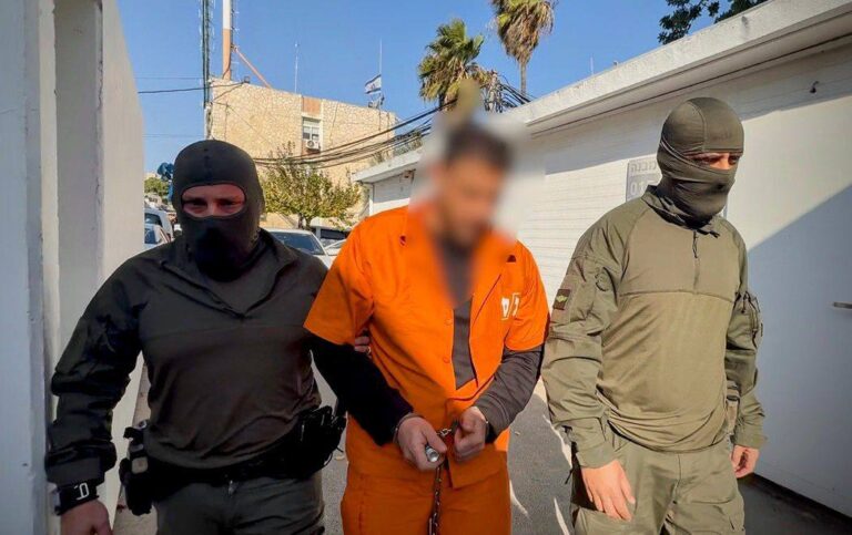 מעצרו של בכיר בארגון הפשיעה אבו לטיף. "אין לנו מקום בטוח. לא הבית, לא הרחוב, לא הפארק, לא בית הספר" (צילום מסך מסרטון: משטרת ישראל)