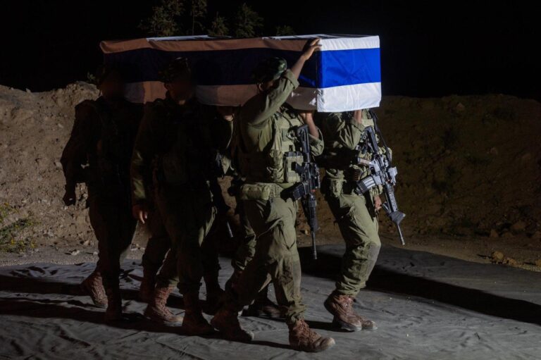 חיילי צה"ל ברצועת עזה נושאים את ארונו של סודתיסאק רינתלאק ז"ל לאחר שהועבר לידיהם על ידי הצלב האדום (צילום: דובר צה"ל)