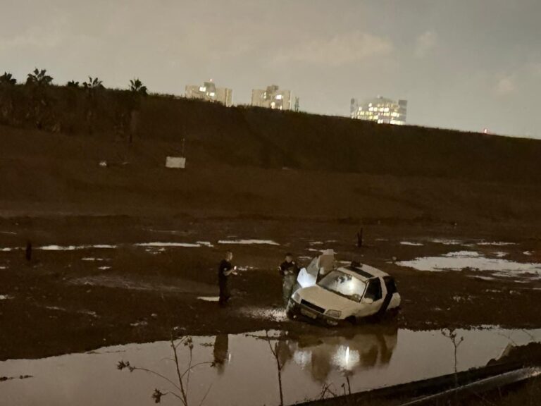 רכב ששקע בסמוך לרחוב איתן לבני בתל אביב (צילום: כבאות והצלה)