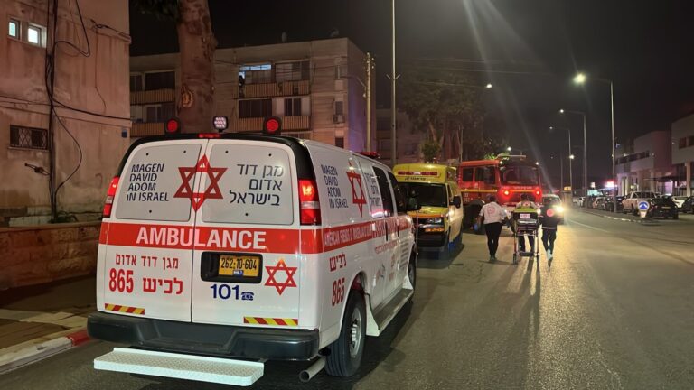 כוחות כיבוי ורפואה בזירת השריפה בקריית מלאכי (צילום: מד"א מבצעי)